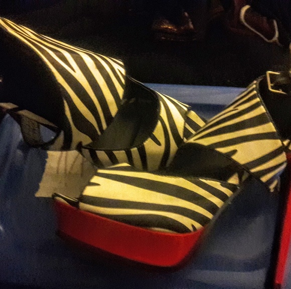 Zibra print heels - Picture 1 of 2